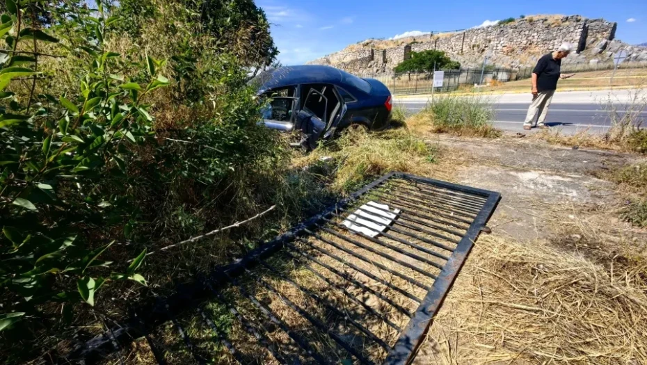 Σφοδρό τροχαίο με πέντε τραυματίες στην Αργολίδα – Αυτοκίνητο «καρφώθηκε» σε μάντρα
