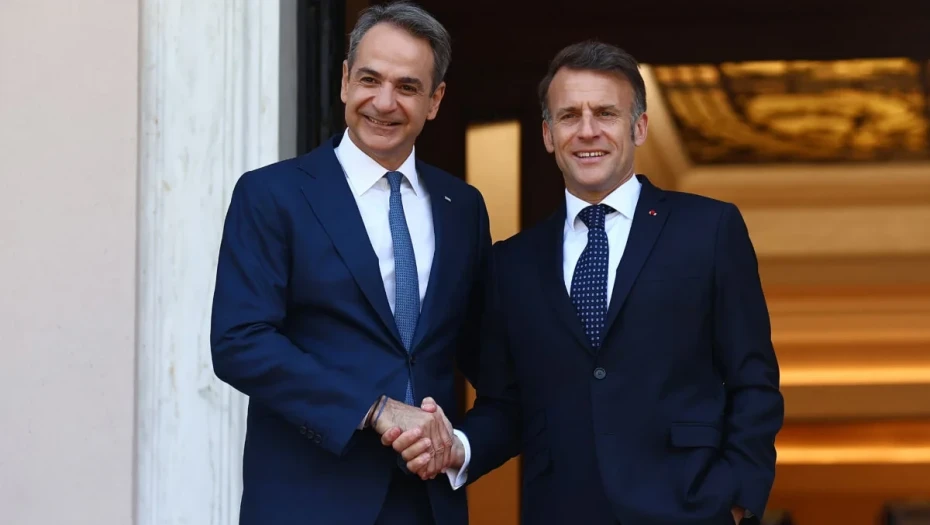 Ο Εμμανουέλ Μακρόν «ντίλερ» των γαλλικών πολεμικών βιομηχανιών - Οι Έλληνες με Fuel Pass για ένα 50ρικο!