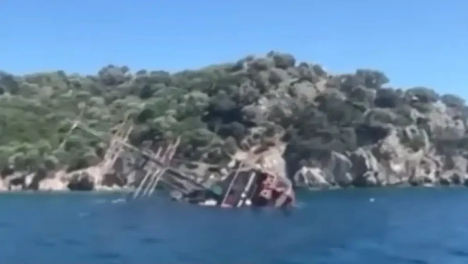 Τουρκία: Τουριστικό σκάφος βυθίστηκε στη Μαρμαρίδα – 148 επιβάτες βούτηξαν στη θάλασσα για να σωθούν