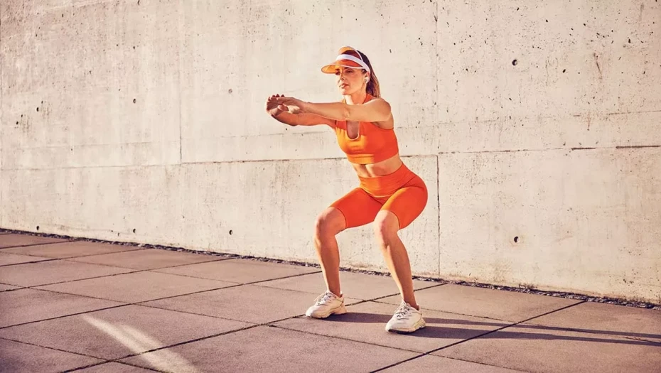 Η άσκηση που προτείνει μια personal trainer για δύναμη και ισορροπία μετά τα 60