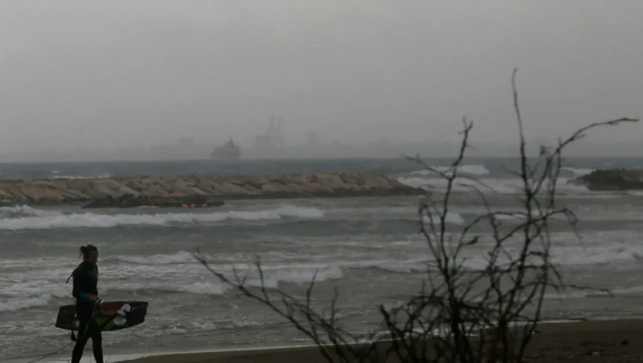 Έντονα καιρικά φαινόμενα πλήττουν την Κύπρο: Πλημμύρες, χαλάζι και εκτροπές πτήσεων