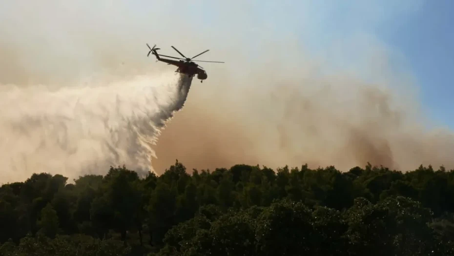 Φωτιά σε χαμηλή βλάστηση στο Κορωπί Αττικής - Ήχησε το 112