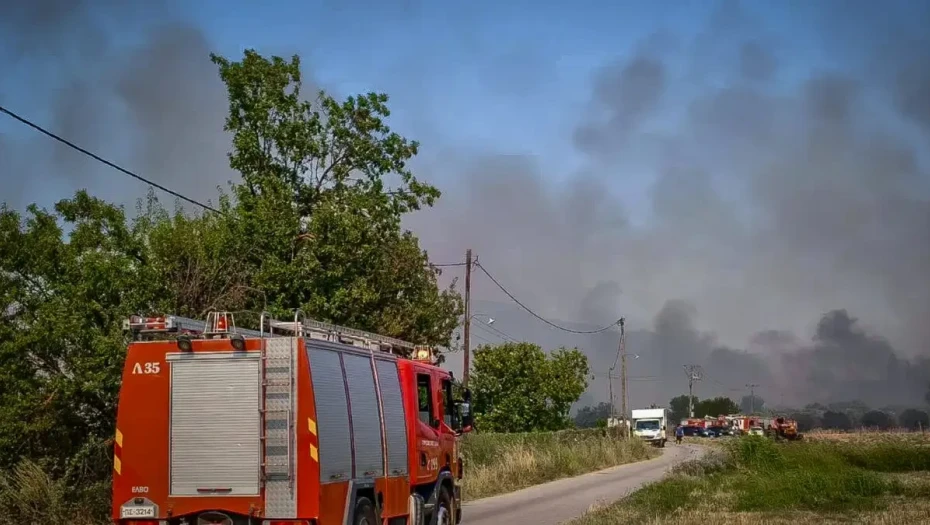Φωτιά στη Σητεία πάνω από την Αγία Τριάδα – Ισχυροί άνεμοι στην περιοχή