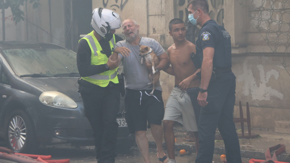 Καλλιθέα: Ο ένας ένοικος πρόλαβε και βγήκε, η σύζυγός του πήδηξε από το μπαλκόνι και την έπιασαν