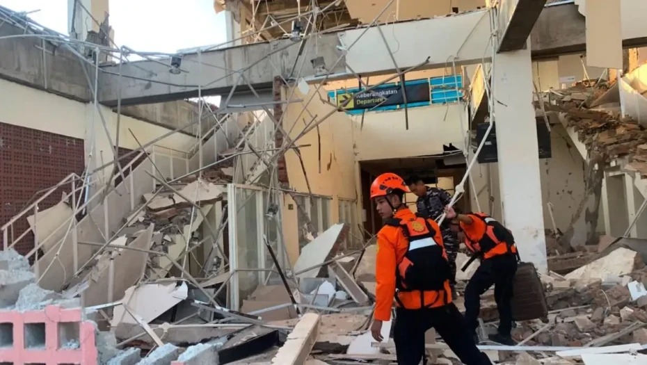 Ινδονησία: Έφτασαν τους 53 οι νεκροί από τον σεισμό – Σε κατάσταση έκτακτης ανάγκης η περιοχή