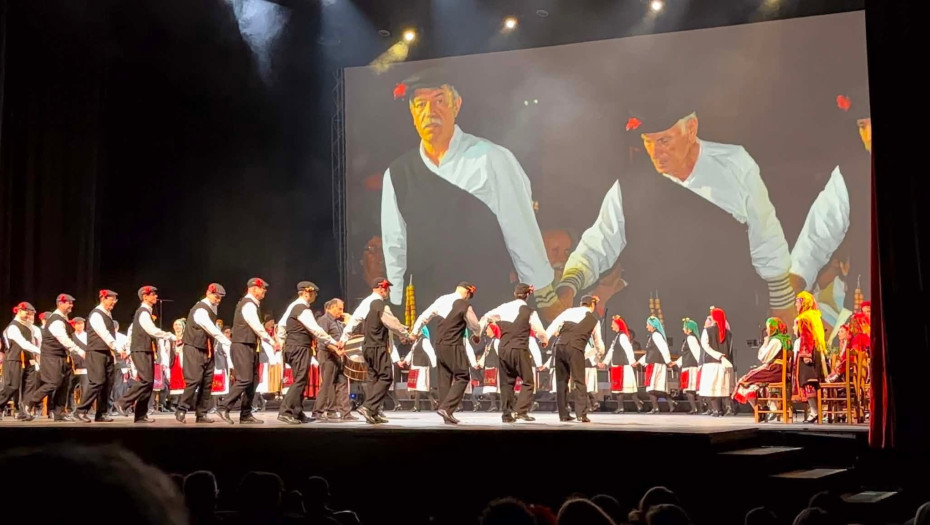 Η μουσικοχορευτική παράσταση στο Christmas Theater Αφιερωμένη στον χοροδιδάσκαλο Κουλιάλη Νικόλαο