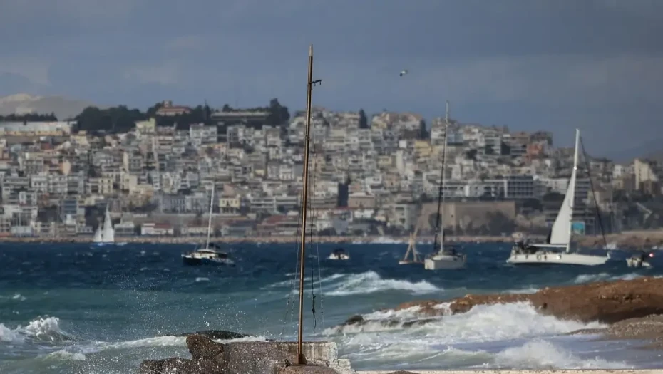Καιρός: Ισχυρά μελτέμια έως 8 μποφόρ και ζέστη με 36 βαθμούς Κελσίου – Ξεπέρασαν τα 100 χλμ/ώρα οι άνεμοι στην Κάρυστο