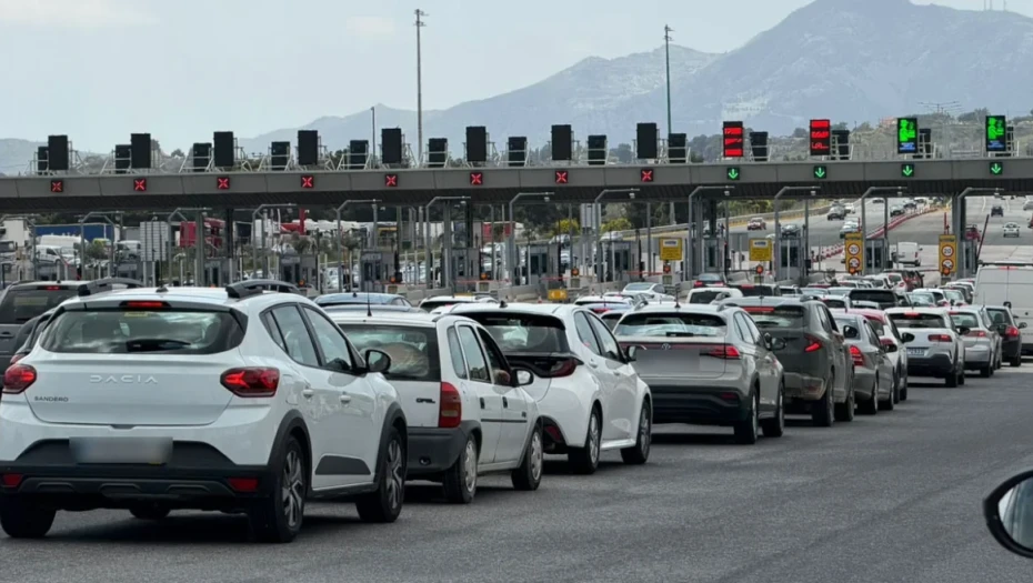 Με χαμηλές ταχύτητες η επιστροφή των εκδρομέων του Δεκαπενταύγουστου: Προβλήματα στην Αθηνών - Κορίνθου στο ύψος των Μεγάρων