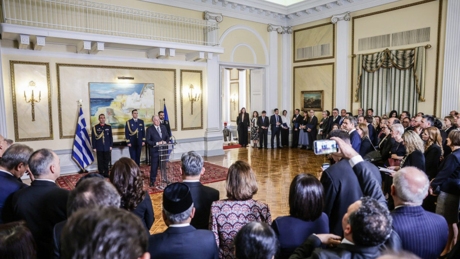 Ο Πρόεδρος της ΕΠΤΕ Θέμης Πεταλωτής στην δεξίωση του Προέδρου της Δημοκρατίας - Στα "πηγαδάκια" κυρίαρχο θέμα οι εκλογές
