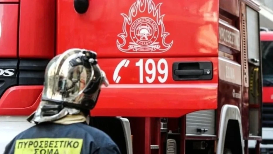 Φωτιά σε οροφή Γυμνασίου στην Αρτέμιδα – Σε εξέλιξη η επιχείρηση κατάσβεσης