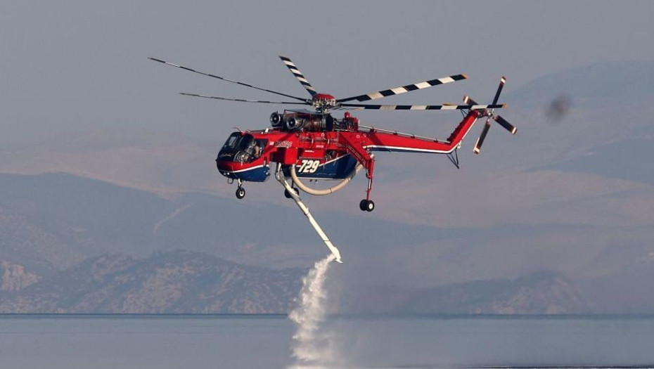 Φωτιά στην Μάνδρα: Σηκώθηκε εναέριο, στο σημείο 15 πυροσβέστες