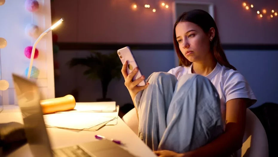 Social media: Όσο περισσότερο scroll, τόσο περισσότερο κέρδος για τις πλατφόρμες – Το τίμημα για τα παιδιά