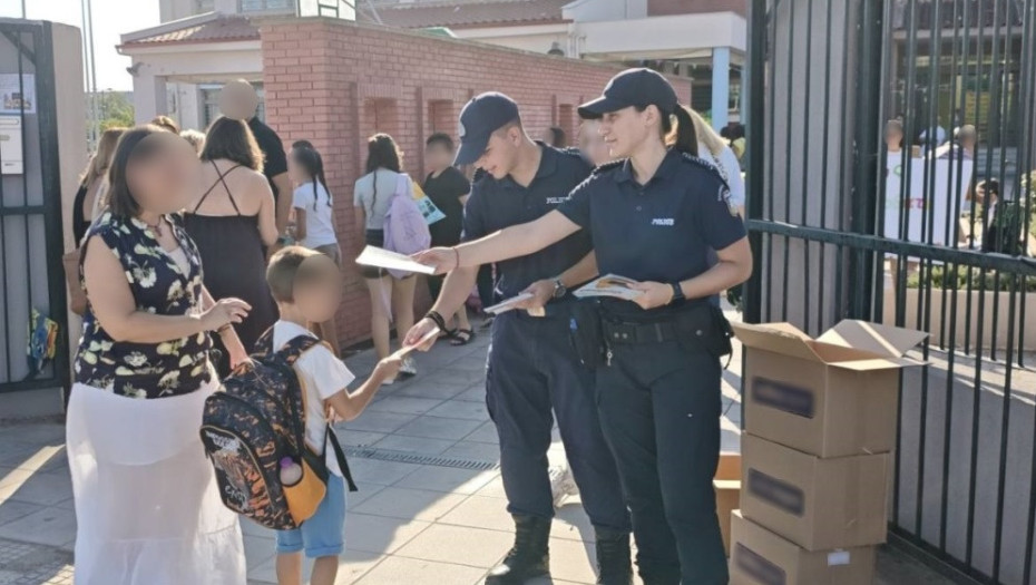 Ενημερωτικό υλικό για την οδική ασφάλεια και την κυκλοφοριακή αγωγή διένειμαν οι αστυνομικοί σε μαθητές και γονείς κατά την έναρξη της νέας σχολικής χρονιάς