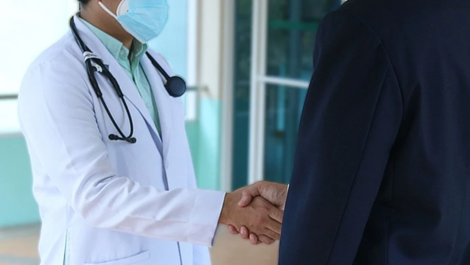Κλινική που λειτουργούσε παράνομα στην Κύπρο έκανε πλασμαφαίρεση... τύπου Μαζωνάκη