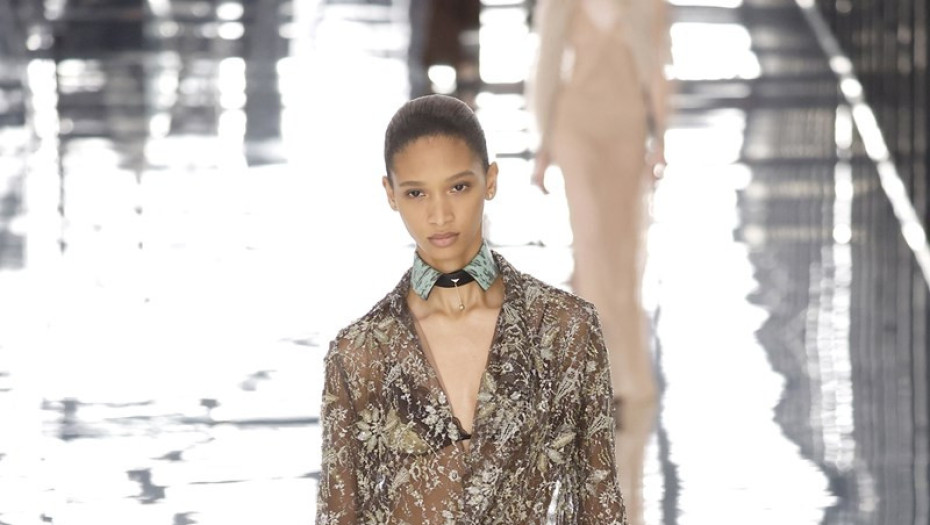 Fendi SS27: H Raffaella Carrà έγινε η μούσα της Maria Grazia Chiuri
