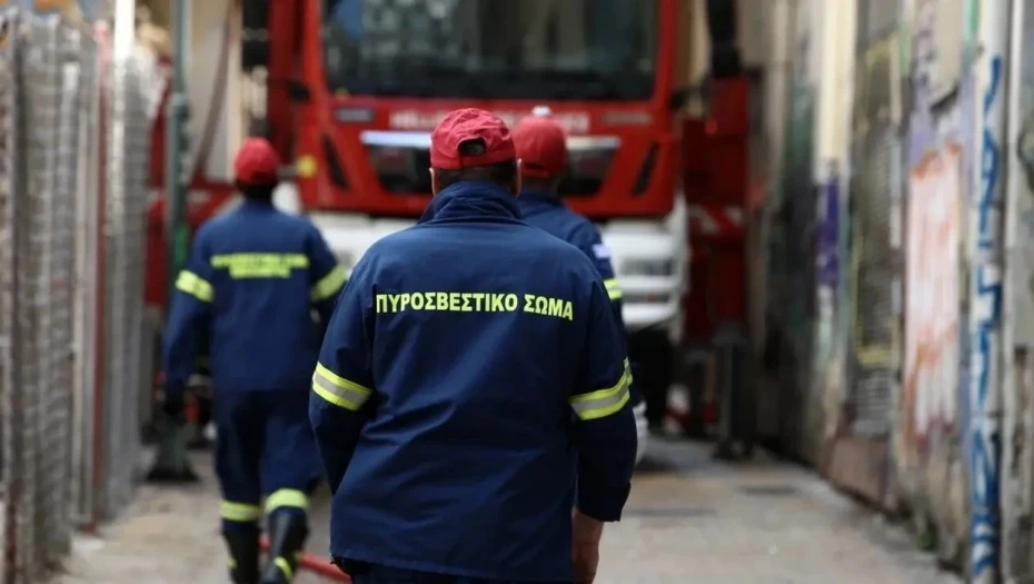 Κακοκαιρία: Ένας άνδρας και μια γυναίκα απεγκλωβίστηκαν από όχημα στα Πολιτικά της Εύβοιας