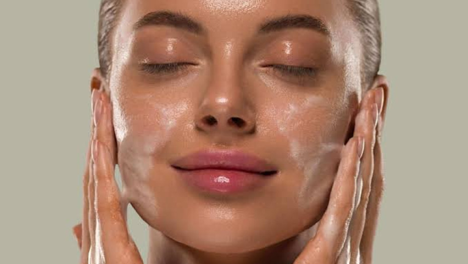 Skin Flooding: Η hot τάση περιποίησης που χαρίζει την απόλυτη ενυδάτωση στο πρόσωπο Σοφία Ιωάννου