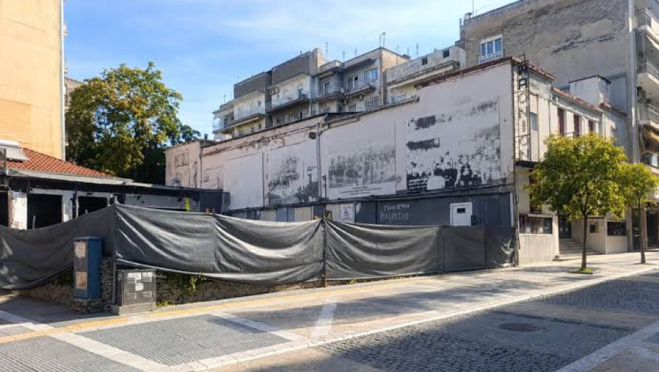 Νόμιμη η κοπή των πεύκων στην Πλατεία Κρονίου: «Προβλέπεται η δημιουργία πρασίνου στον αύλειο χώρο»