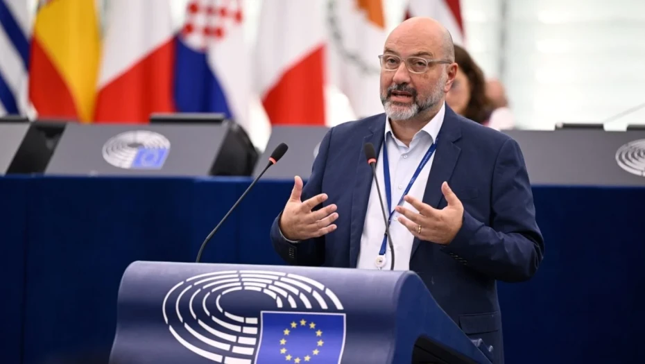 Σάκης Αρναούτογλου: «Ούτε δορυφόρος της Ουάσιγκτον, ούτε όμηρος του Πεκίνου. Η Ευρώπη χρειάζεται δική της φωνή»