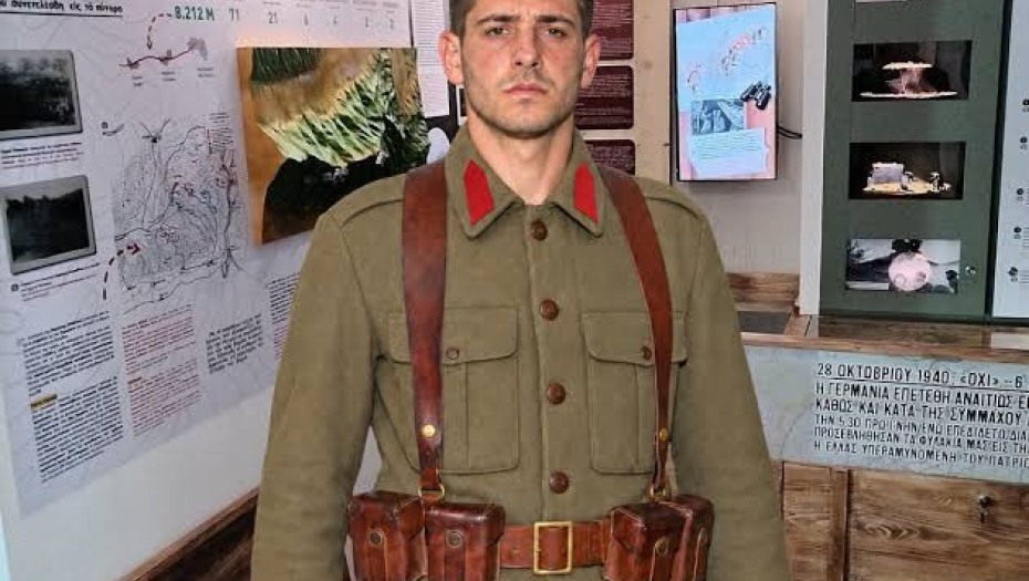 Ένας στρατιώτης του 1940 ξεναγεί τους επισκέπτες στο Κέντρο Μνήμης Μπέλλες Β΄ Π.Π. στο Νέο Πετρίτσι.