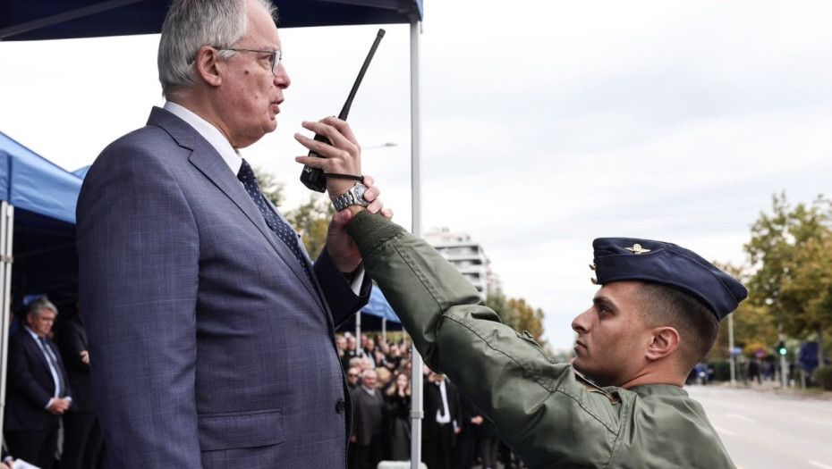 Συνομιλία του Προέδρου της Δημοκρατίας με τον Κυβερνήτη του F-16 «ΖΕΥΣ» στην παρέλαση της Θεσσαλονίκης