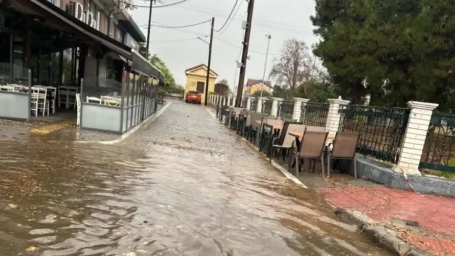Κακοκαιρία στον Βόλο: Προβλήματα από την ισχυρή μπόρα – Δρόμοι μετατράπηκαν σε ποτάμια