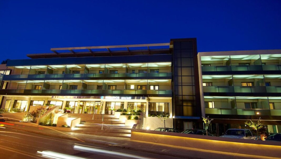 Για την πλημμύρα ευθύνεται το πάρκινγκ του ξενοδοχείου ΞΕΝΙΑ