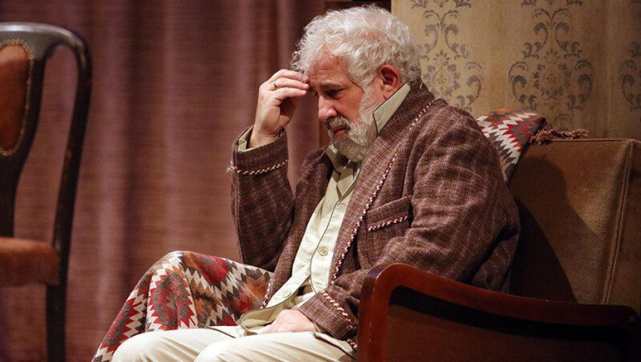 Ο Πέτρος Φιλιππίδης απομονωμένος σε ένα δωμάτιο, ντρέπεται να αντικρύσει τον γιο του!