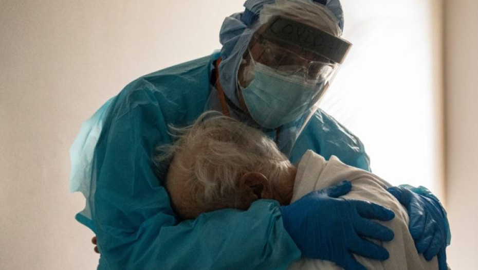 Η φωτογραφία ενός γιατρού που παίρνει αγκαλιά έναν ηλικιωμένο ασθενή με κορονοϊό κάνει το γύρο του κόσμου. Ο γιατρός εργάζεται 256 μέρες χωρίς ρεπό. «Δε θέλω να πάρω αγκαλιά» όσους δεν τηρούν τα μέτρα, δήλωσε…