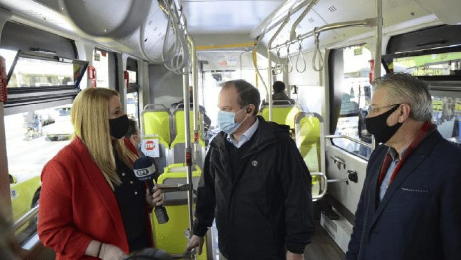 Ο υπουργός Υποδομών και Μεταφορών Κώστας Καραμανλής  Σε δοκιμαστική διαδρομή με ηλεκτροκίνητο λεωφορείο