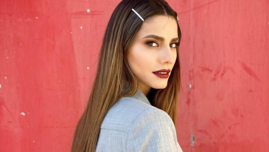 Ηλιάνα Παπαγεωργίου: Το φόρεμο με αποκαλυπτική λεπτομέρεια που το απογειώνει