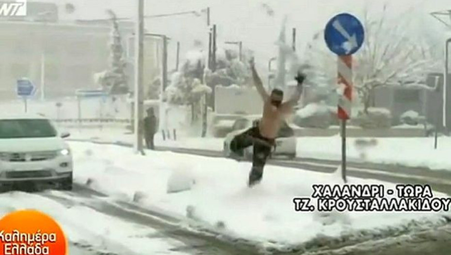 Κακοκαιρία Μήδεια – Χαλάνδρι: Ημίγυμνος εισβάλλει στο πλάνο και κάνει “μακροβούτι” στα χιόνια