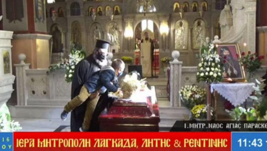 Ιερέας έβαλε παιδάκι να φιλήσει το φέρετρο στην κηδεία του Μητροπολίτη Λαγκαδά