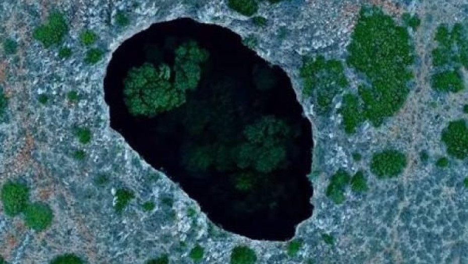 Η μαγευτική «Μαύρη Τρύπα» της Μάνης και το κρυφό δάσος της