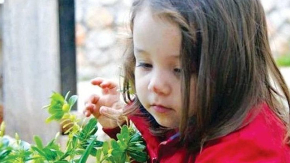 Συγκλoνίζει το γράμμα της μητέρας της 4χρονης Μελίνας: «Όταν σε κατέβασαν στο χώμα, άφησα να πάρεις μαζί σου την μισή μου καρδιά»