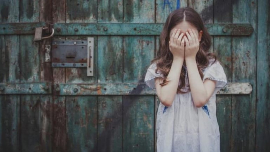 Νηπιαγωγός στη Χαλκίδα έβγαλε στο κρύο 4χρονη για να την ηρεμήσει – Σοκαριστικό βίντεο