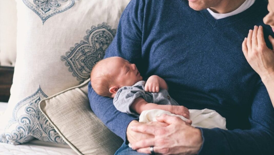 Άδεια 14 ημερών στους πατέρες μετά τον τοκετό – Τι προβλέπει νέο νομοσχέδιο Άδεια πατρότητας 14 ημερών
