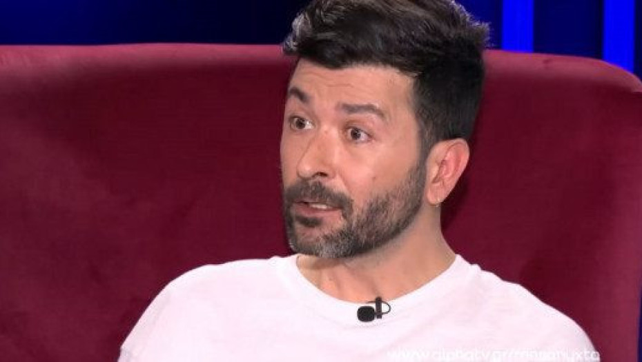 Ο Βασίλης καταγγέλλει ότι έπεσε θύμα βιασμού από γνωστό σκηνοθέτη σε ηλικία 15 ετών – Η πρώτη μήνυση (ΒΙΝΤΕΟ)