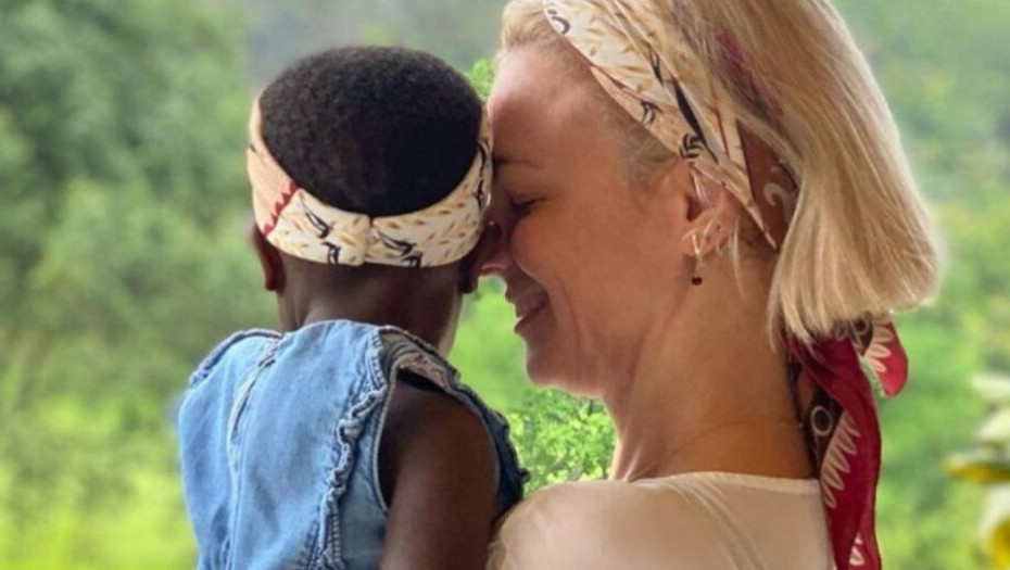 Χριστίνα Κοντοβά: Ένα χρόνο στην Ουγκάντα για να υιοθετήσει τη μικρή Ειντα – Φωτογραφία