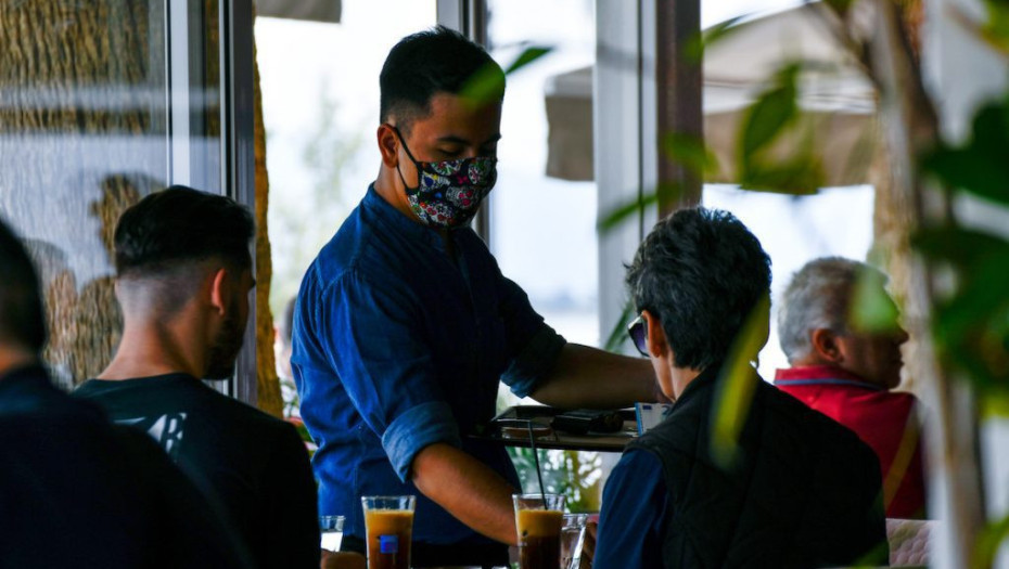 Προνόμια: Καφές 4 ευρώ για τους εμβολιασμένους και… 24 για τους ανεμβολίαστους