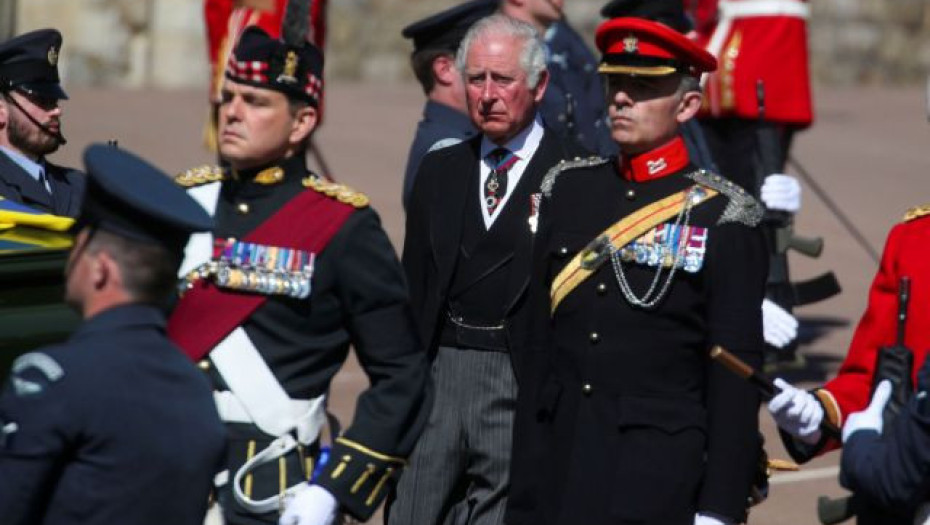 Το τρυφερό φιλί της Μίντλεντον στον Κάρολο μετά το τελευταίο αντίο στον πατέρα του