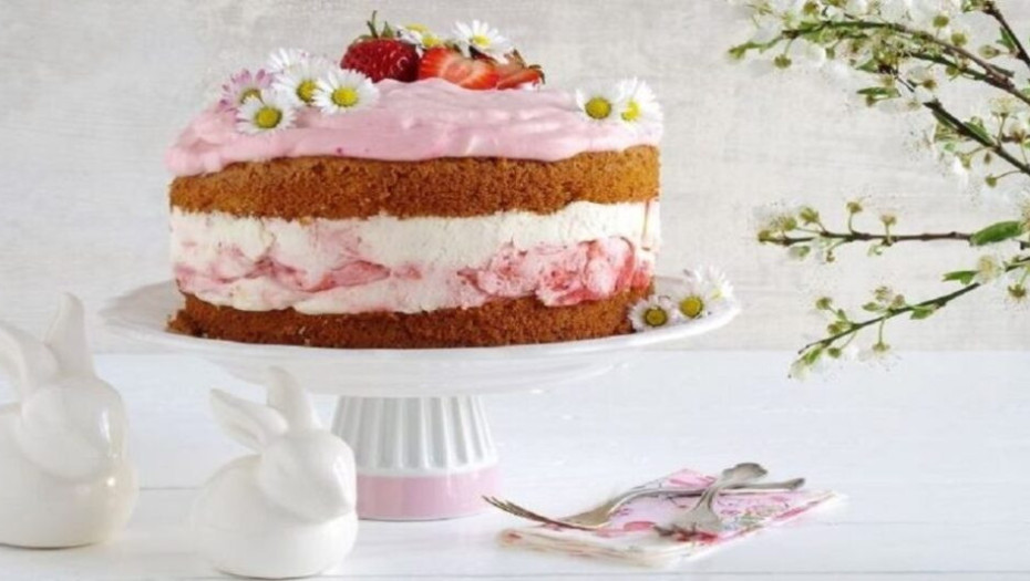 Ανοιξιάτικο κέικ γεμιστό με φράουλα