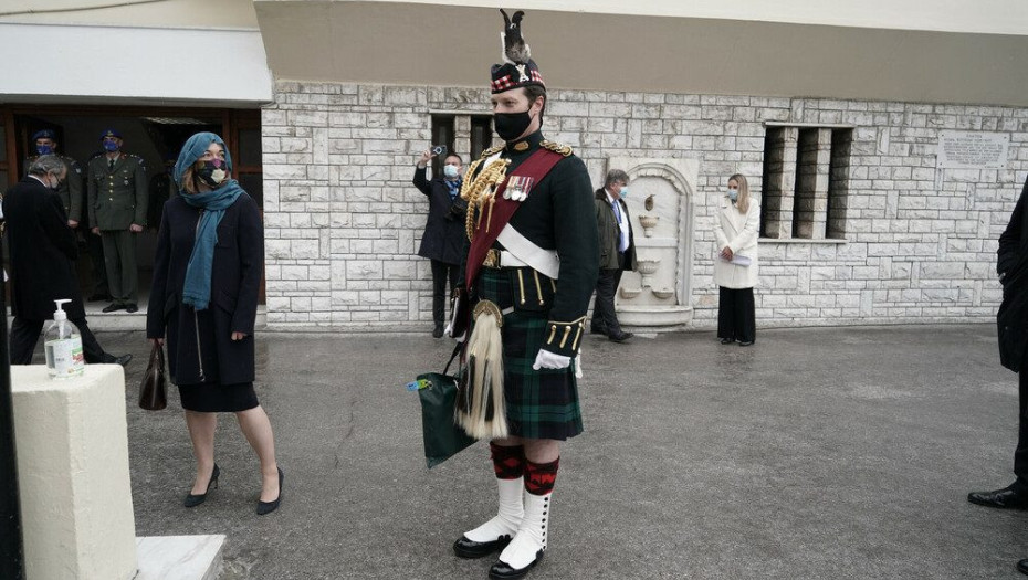 Πρίγκιπας Κάρολος: Ποιος είναι ο άνδρας με το κιλτ που βρισκόταν πάντα ένα βήμα πίσω του