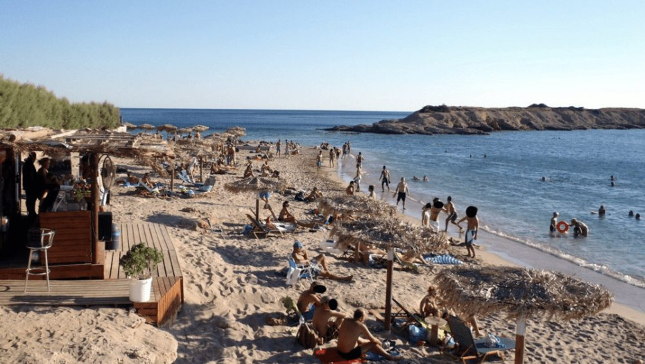 Αγία Μαρίνα: Έξι άνδρες επιτέθηκαν σε γυναίκα στην παραλία και το μετέδωσαν live- Της έσκισαν την μπλούζα