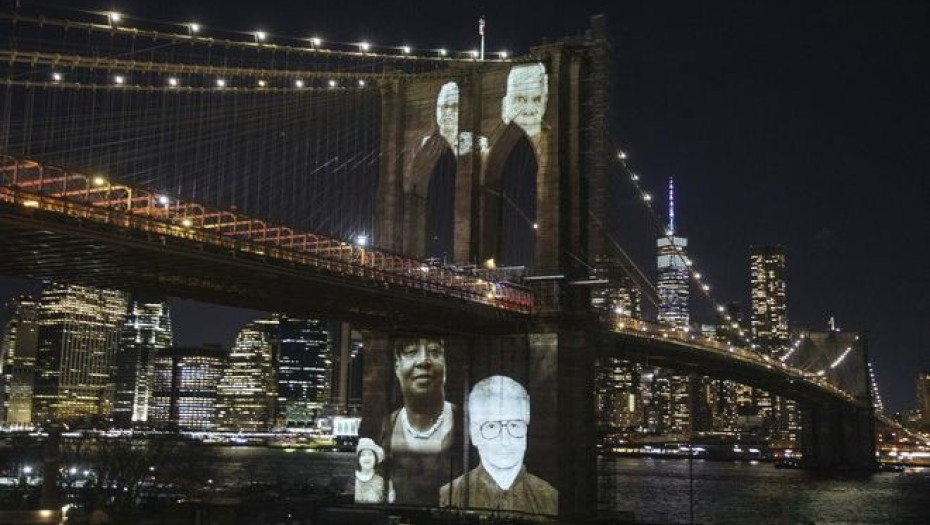 ΗΠΑ: Η Νέα Υόρκη τίμησε τους 30.000 νεκρούς της από τον κορονοϊό