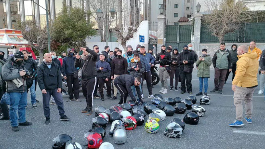 Οδηγοί ντελίβερι άπλωσαν τα κράνη τους έξω από τη Βουλή και χειροκρότησαν για τον νεκρό 23χρονο