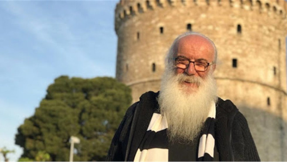 Πατήρ Χρήστος: Ο ιερέας που εξομολογεί νέους με ποτά – «Η Εκκλησία παραστράτησε γιατί δέχεται μόνο καθαρούς