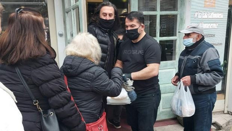 «Να μην χάσουμε ποτέ την ανθρωπιά μας»: Ο Πύρρος Δήμας μοίρασε τρόφιμα σε άστεγους και άπορους