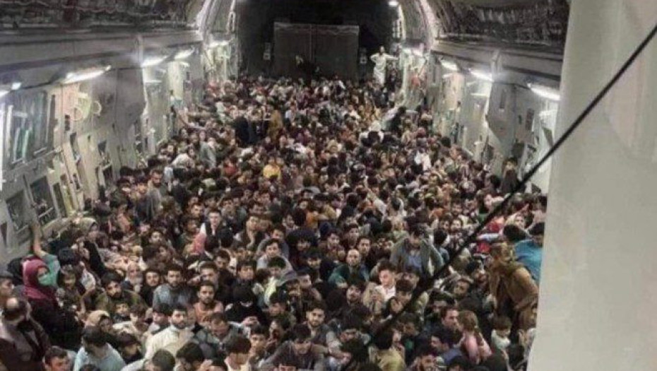 Αφγανιστάν – Συγκλονιστική εικόνα με 600 άνθρωπους στοιβαγμένους σε αεροσκάφος να προσπαθούν να φύγουν