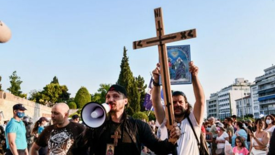 Στις τάξεις των αντιεμβολιαστών Συνωμοσιολόγοι, αρνητές και εκκλησιαστικοί κύκλοι…